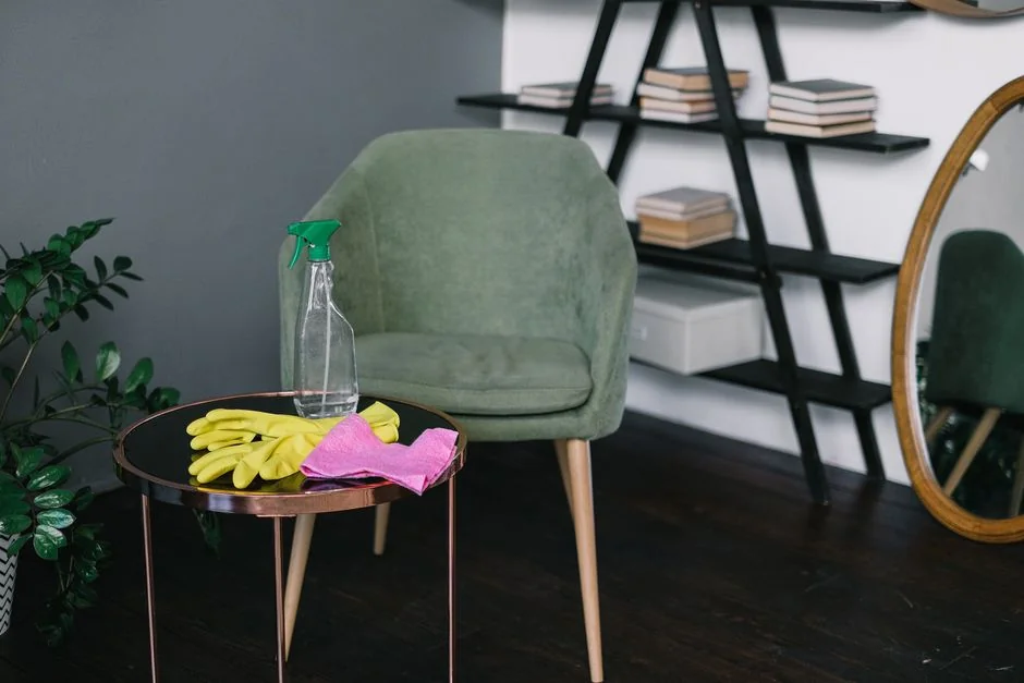 Equipe de nettoyage en tenue rouge, équipée, s’approchant de l’extérieur d’une maison moderne.